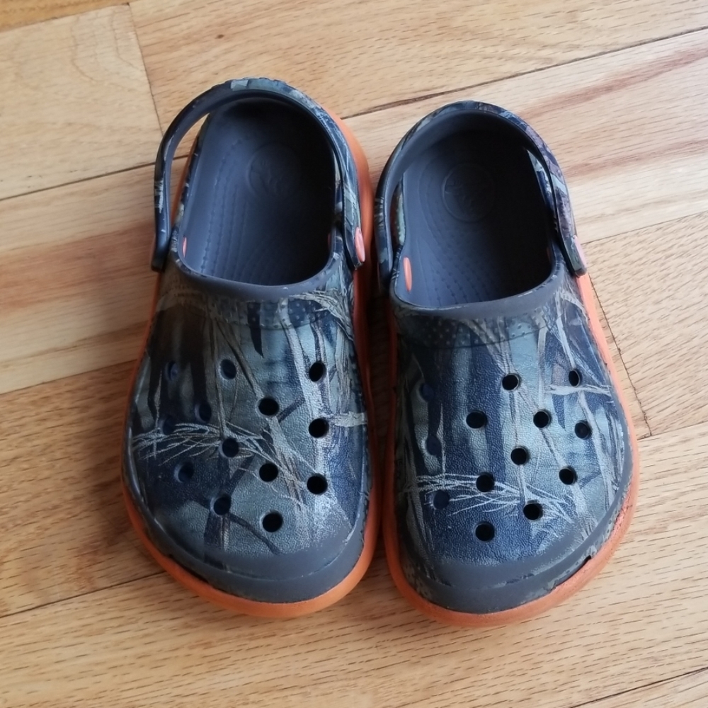 Camo crocs size c10/11